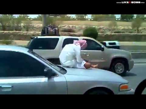 Funny Videos, Funny Pictures – Texting on a car